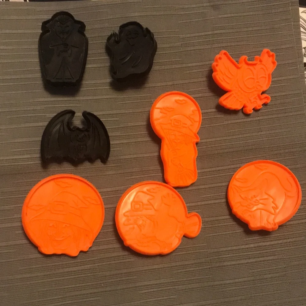 Halloween Plastic Cookie Cutters Press Lot of 8 Witch Bat Ghost Cat Vampire